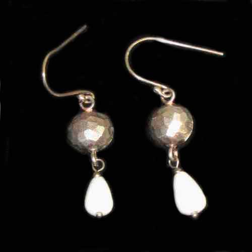 Imagen pendientes plata bola blanca colgar
